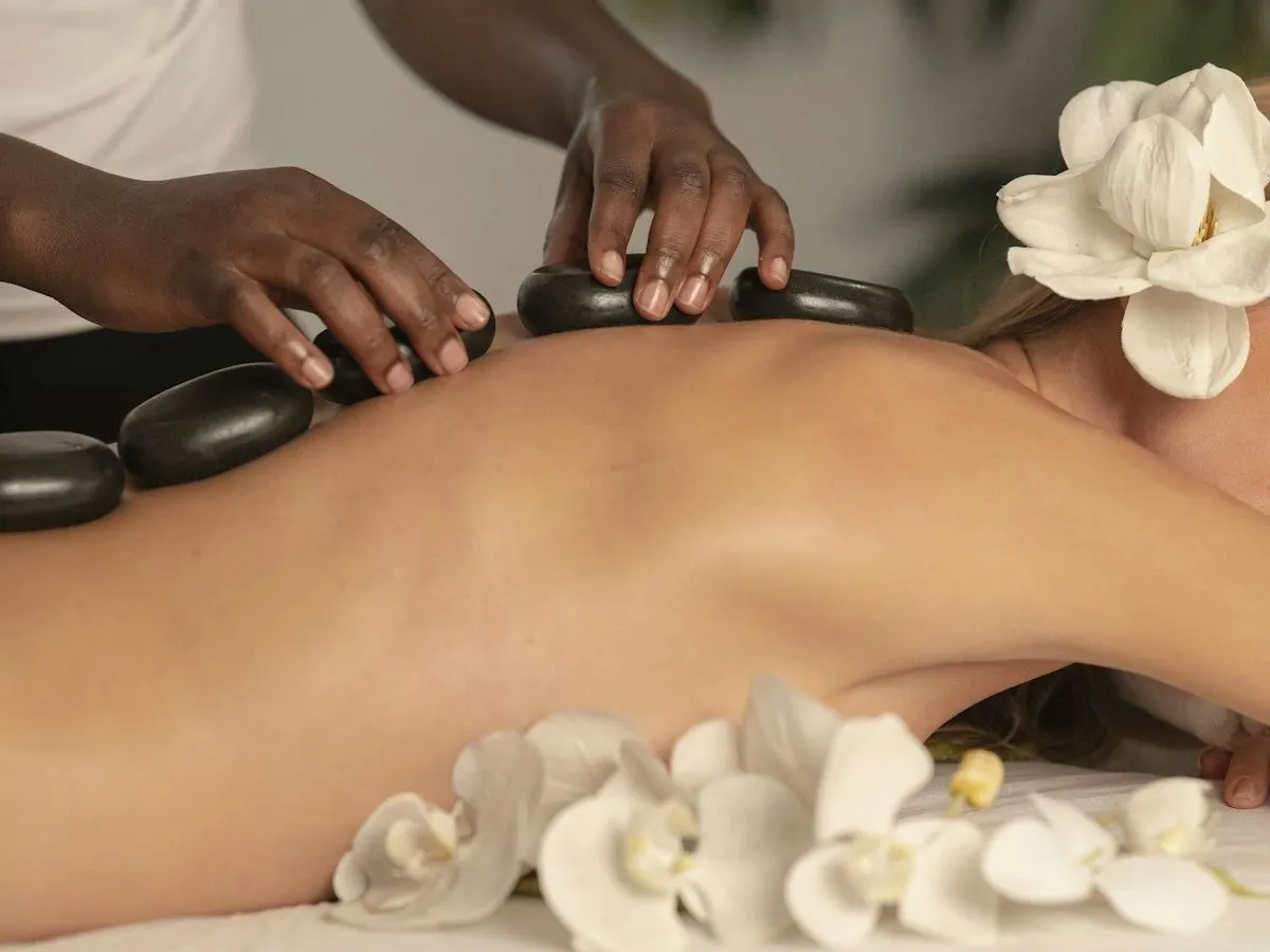 Massage aux pierres chaudes