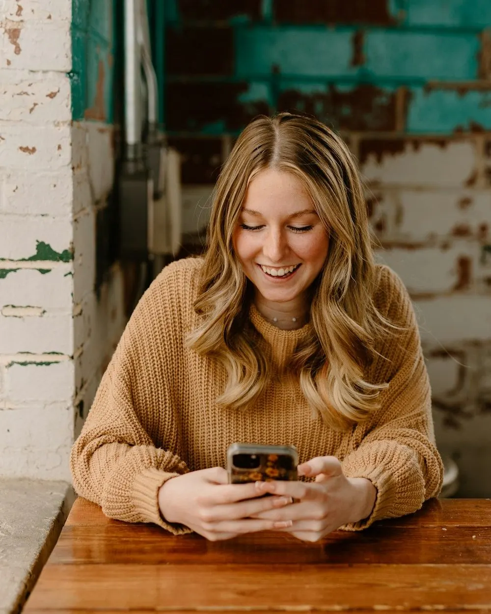 Une cliente réserve son rendez-vous sur son téléphone